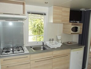 Fridge, microwave, stovetop - ZEcamping 4* dog friendly avec club enfant piscine chauffée et tennis (Le Grand-Serre)
