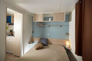 4 bedrooms, WiFi - ZEcamping 4* piscine chauffée club enfant mobil-home TV BBQ clim 35m2 (Le Grand-Serre)