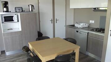 Réfrigérateur, micro-ondes, plaque de cuisson, lave-vaisselle