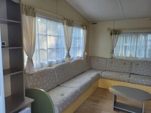TV, ping pong - ZEcamping 4 étoiles familial piscine chauffée locatif TV clim 32m2 (Le Grand-Serre)
