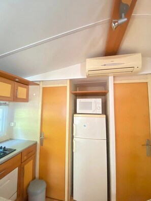 Fridge, microwave, stovetop, dishwasher - ZEcamping 4* animé piscine chauffée chiens acceptés locatif TV LV clim (Le Grand-Serre)