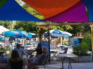 Outdoor dining - ZEcamping 3 étoiles espace aquatique dog friendly chalet BBQ 6 pers (Tauriac)
