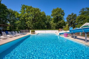 A heated pool - ZEcamping 3 étoiles espace aquatique dog friendly chalet BBQ 6 pers (Tauriac)