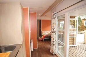 Interior - ZEcamping 3 étoiles espace aquatique pet friendly mobil-home TV BBQ (Tauriac)