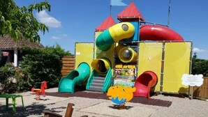 Een speeltuin met glijbanen en een klimconstructie.