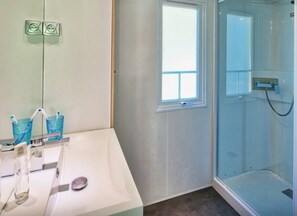 Bathroom - ZEcamping 3 étoiles espace aquatique mobil-home TV BBQ 3 pers (Tauriac)