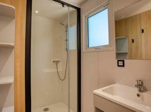 Bathroom - ZEcamping 3* piscine chauffée chalet TV BBQ clim 6 pers (Tauriac)