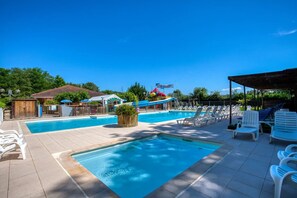 A heated pool - ZEcamping 3* piscine chauffée chalet TV BBQ clim 6 pers (Tauriac)