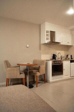 Deluxe Suite, City View | Interior - Las Bayas Home Suites (Esquel)