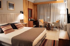 In-room safe, blackout curtains, soundproofing, free WiFi - Las Bayas Home Suites (Esquel)