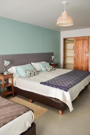 In-room safe, blackout curtains, soundproofing, free WiFi - Las Bayas Home Suites (Esquel)