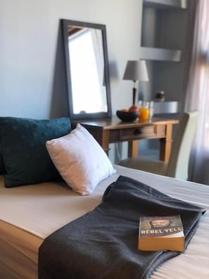 Suite Deluxe, vue ville | Coffres-forts dans les chambres, rideaux occultants