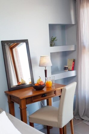 In-room safe, blackout drapes, soundproofing, free WiFi - Las Bayas Home Suites (Esquel)