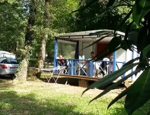 Terrace/patio - ZEcamping 3* espace aquatique et piscine chauffée chiens acceptés (Tauriac)
