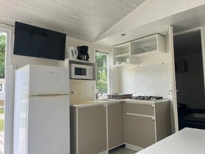 Fridge, microwave, stovetop - Camping 3 étoiles - Piscine  - ccbfa0c (Saint-Mandé-sur-Brédoire)