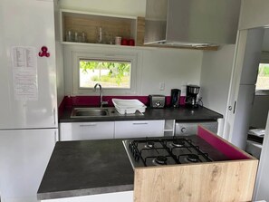 Kühlschrank, Mikrowelle, Herdplatte, Geschirrspüler