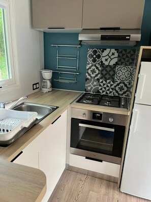 Fridge, microwave, oven, stovetop - Camping 3 étoiles - Piscine  - ccbfa0e (Saint-Mandé-sur-Brédoire)