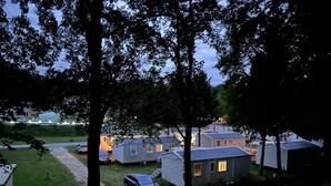 Zona residencial con varias casas, un automóvil y un césped.
