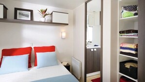 Ein Hotelzimmer mit einem Bett, einem Kleiderschrank und einem Spiegel.