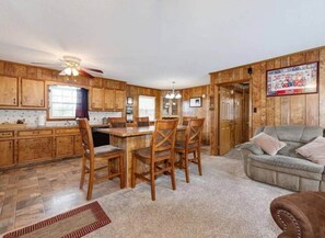 TV, fireplace, DVD player, ping pong - Home In Yadkin NC Pet Friendly w Kayaks⛱️🏝️🩱🌊👙☀️🐚 (Yadkin County)