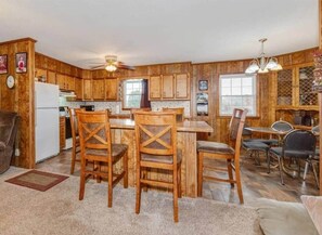 Interior - Home In Yadkin NC Pet Friendly w Kayaks⛱️🏝️🩱🌊👙☀️🐚 (Yadkin County)