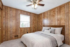 3 bedrooms, WiFi, bed sheets - Home In Yadkin NC Pet Friendly w Kayaks⛱️🏝️🩱🌊👙☀️🐚 (Yadkin County)
