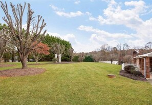 Property grounds - Home In Yadkin NC Pet Friendly w Kayaks⛱️🏝️🩱🌊👙☀️🐚 (Yadkin County)