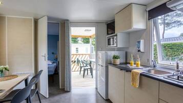 Fridge, microwave, stovetop, toaster