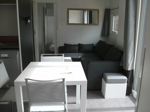 Interior - ZEcamping 3* toboggans piscine mobil-home TV LV 35m2 6 pers (Saint-Mandé-sur-Brédoire)