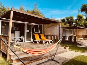 Outdoor dining - ZEcamping 3* pataugeoire piscine locatif TV clim 18m2 2 pers (Saint-Remy-de-Provence)