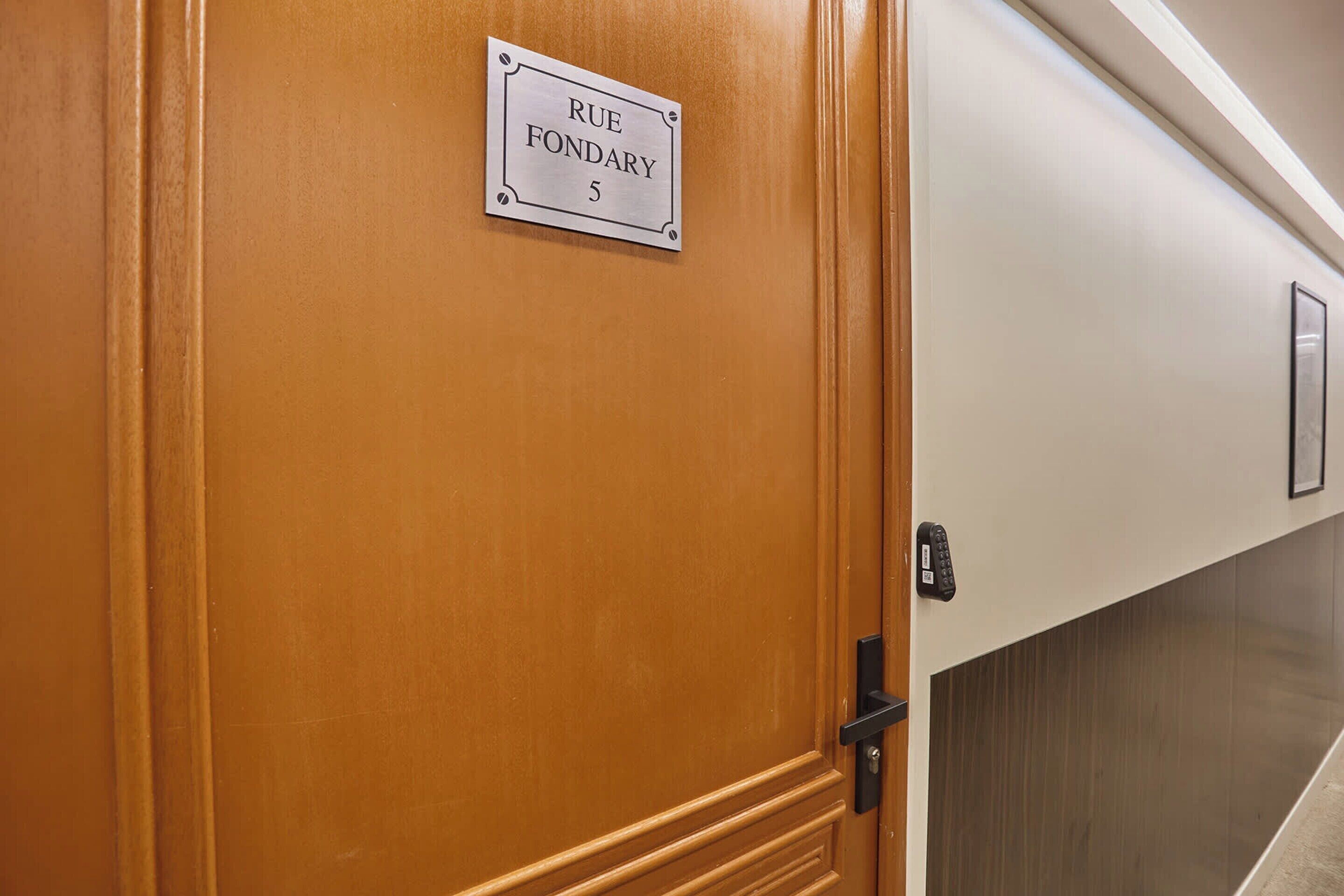 A wooden door with a sign reading "RUE FONDARY 5".