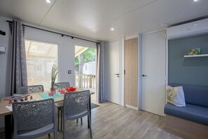 Dining - ZEcamping 4* espace aquatique locatif TV clim (Sérignan)