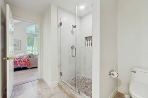 Dusche, Haartrockner, Handtücher