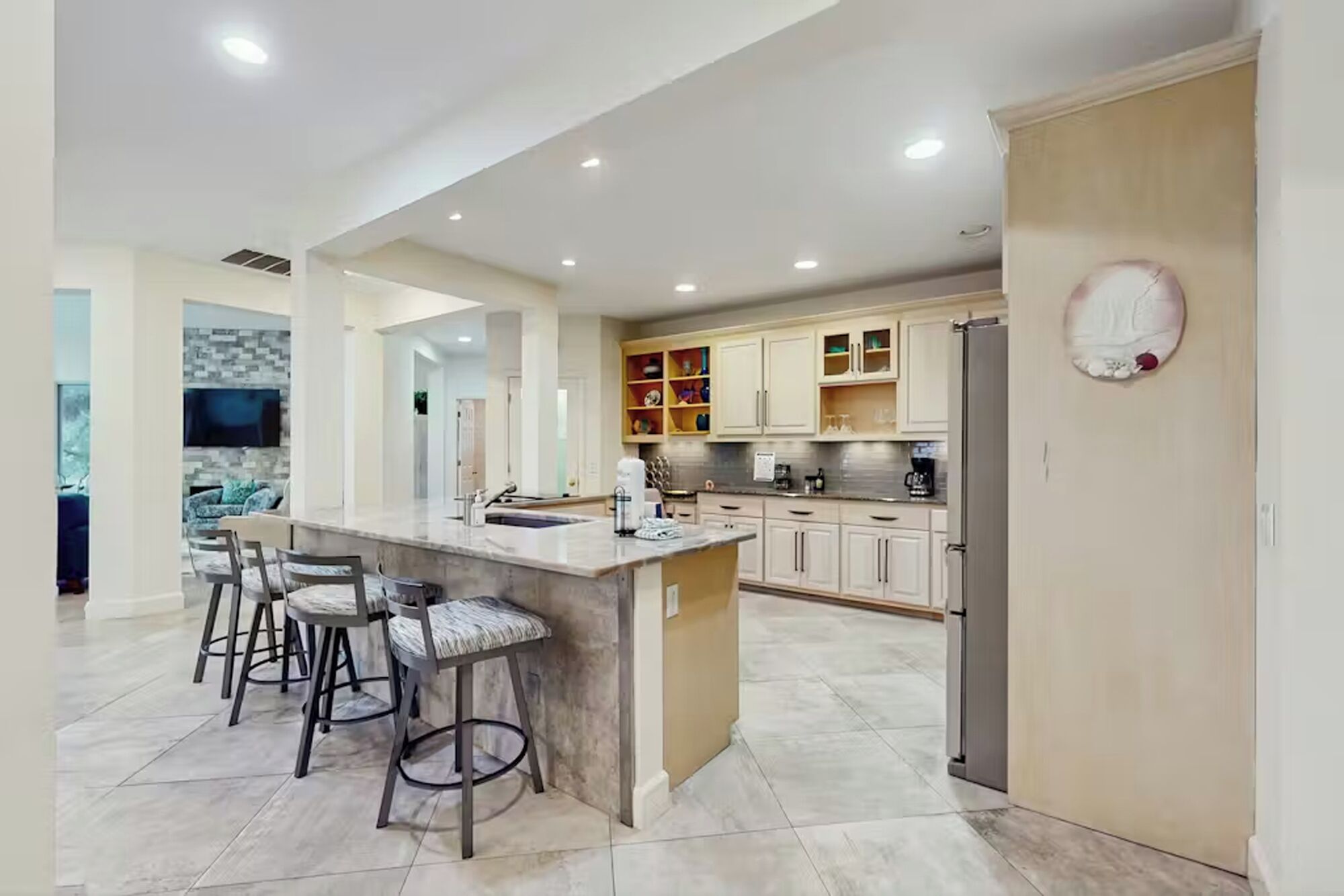 Kylskåp, mikrovågsugn, ugn och spishäll