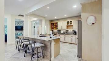 Kylskåp, mikrovågsugn, ugn och spishäll