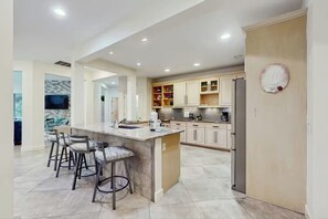 Kylskåp, mikrovågsugn, ugn och spishäll