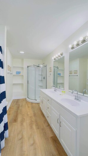 Shower, hair dryer - Private Villa for Family and group getaway + pool (Murrells Inlet)