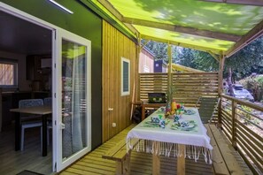 Outdoor dining - ZEcamping 4 étoiles espace aquatique locatif TV LV clim (Sérignan)
