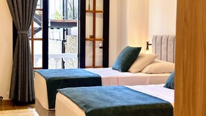 A hotel room with two beds, a balcony, and a view of the outside. - La Brisa Loca Prime (Santa Marta)