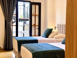 Standard-Zweibettzimmer, Blick auf den Innenhof | Schreibtisch, kostenloses WLAN