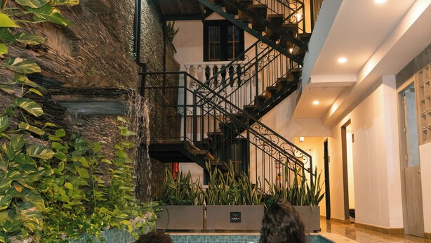 An indoor swimming pool with a staircase and plants. - La Brisa Loca Prime (Santa Marta)