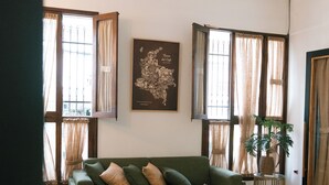 A living room with a green sofa, patterned floor tiles, a round coffee table, and a ceiling fan. - La Brisa Loca Prime (Santa Marta)