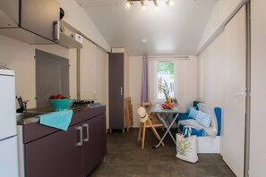 Fridge, microwave, stovetop - ZEcamping 4 étoiles espace aquatique animations locatif TV 4 pers (Sérignan)