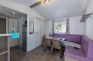 Dining - ZEcamping 4* animé parc aquatique pet friendly locatif TV clim 4 pers (Sérignan)