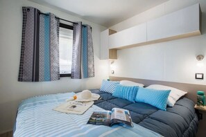 4 bedrooms, WiFi - ZEcamping 4* espace aquatique animations locatif TV LV clim 6 pers (Sérignan)