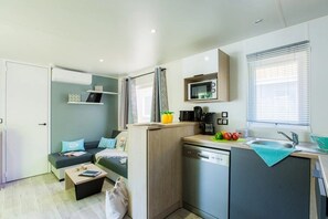 Interior - ZEcamping 4* espace aquatique animations locatif TV LV clim 6 pers (Sérignan)
