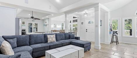 Televisión, futbolito, oficina