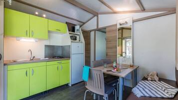 Réfrigérateur, micro-ondes, plaque de cuisson