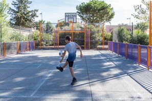 Sports court - ZEcamping 4 étoiles familial espace aquatique locatif TV 4 pers (Sérignan)