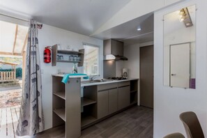 Fridge, microwave, stovetop - ZEcamping 4 étoiles animé parc aquatique pet friendly locatif TV clim (Sérignan)
